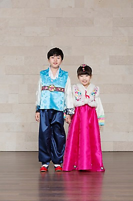 포토 JPG 스튜디오촬영 전신 한국문화 한국전통 전통 여자 명절 기념일 남자 행복 전통문화 어린이 가족 한국 실내 서기 웃음 사람 동양인 소녀 이벤트 소년 두명 앞모습 설날 추석 기쁨 한국인 예절 가족라이프 전통의상 한복 특별함 어린이만 국내포토 동양문화 라이프스타일 감정 아시아 문화 뷰포인트 컨셉 관계 모션 표정 인종 내부 파일형식