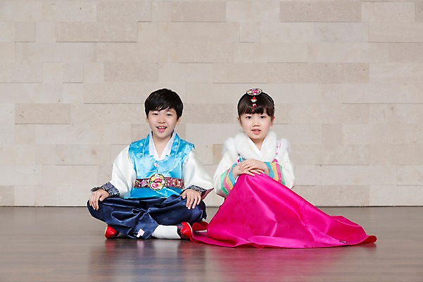 포토 JPG 스튜디오촬영 전신 한국문화 한국전통 전통 여자 명절 기념일 남자 행복 전통문화 어린이 가족 한국 실내 웃음 사람 앉기 동양인 소녀 이벤트 소년 두명 앞모습 설날 추석 기쁨 한국인 예절 가족라이프 전통의상 한복 특별함 어린이만 국내포토 동양문화 라이프스타일 감정 아시아 문화 뷰포인트 컨셉 관계 모션 표정 인종 내부 파일형식