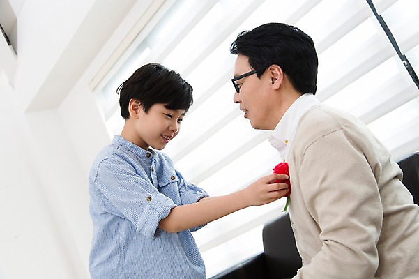 포토 JPG 스튜디오촬영 라이프스타일 기념일 남자 꽃 행복 아들 어린이 40대 중년 가족 중년라이프 실내 가족애 웃음 사람 동양인 이벤트 소년 상반신 두명 라이프 옆모습 마주보기 화목 기쁨 한국인 가족라이프 아빠 어버이날 5월 카네이션 5월행사 가정의달 특별함 부자지간 국내포토 식물 감정 뷰포인트 컨셉 관계 모션 표정 사랑 인종 성인 내부 생활 날짜 파일형식