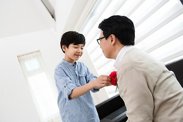 포토 JPG 스튜디오촬영 라이프스타일 기념일 남자 꽃 행복 아들 어린이 40대 중년 가족 중년라이프 실내 가족애 웃음 사람 동양인 이벤트 소년 상반신 두명 라이프 옆모습 마주보기 화목 기쁨 한국인 가족라이프 아빠 어버이날 5월 카네이션 5월행사 가정의달 특별함 부자지간 국내포토 식물 감정 뷰포인트 컨셉 관계 모션 표정 사랑 인종 성인 내부 생활 날짜 파일형식