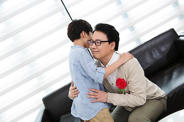 포토 JPG 스튜디오촬영 라이프스타일 기념일 남자 꽃 행복 아들 어린이 40대 중년 의자 가족 안기 포옹 중년라이프 실내 가족애 서기 웃음 사람 앉기 동양인 이벤트 소년 상반신 두명 라이프 옆모습 소파 화목 기쁨 한국인 가족라이프 아빠 어버이날 5월 카네이션 5월행사 가정의달 특별함 부자지간 국내포토 식물 감정 뷰포인트 가구 컨셉 관계 모션 표정 사랑 인종 성인 내부 생활 날짜 파일형식