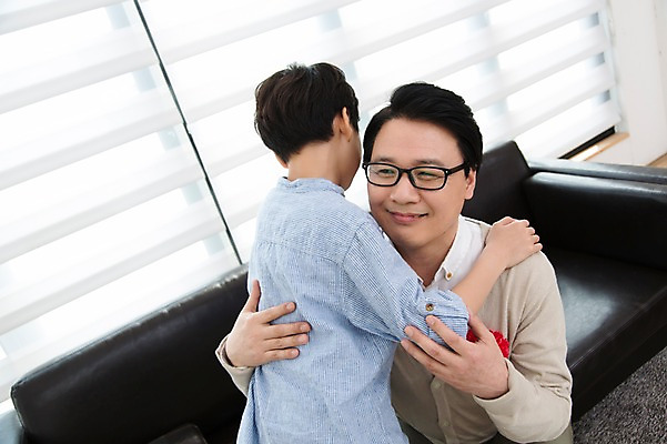 포토 JPG 스튜디오촬영 라이프스타일 기념일 남자 행복 아들 어린이 40대 중년 의자 가족 안기 포옹 중년라이프 실내 가족애 웃음 사람 동양인 이벤트 소년 상반신 두명 라이프 앞모습 뒷모습 소파 화목 기쁨 한국인 가족라이프 아빠 어버이날 5월 5월행사 가정의달 특별함 부자지간 국내포토 감정 뷰포인트 가구 컨셉 관계 모션 표정 사랑 인종 성인 내부 생활 날짜 파일형식