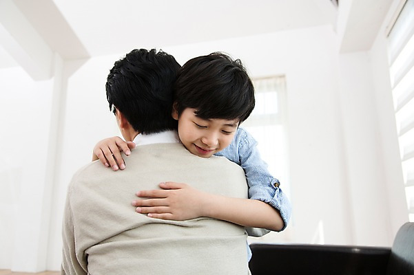 포토 JPG 스튜디오촬영 라이프스타일 기념일 남자 행복 아들 어린이 40대 중년 가족 안기 포옹 중년라이프 실내 가족애 웃음 사람 동양인 이벤트 소년 상반신 두명 라이프 앞모습 뒷모습 화목 기쁨 한국인 가족라이프 아빠 어버이날 5월 5월행사 가정의달 특별함 부자지간 국내포토 감정 뷰포인트 컨셉 관계 모션 표정 사랑 인종 성인 내부 생활 날짜 파일형식