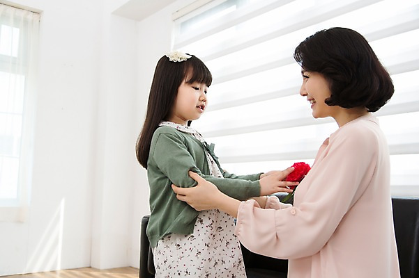 포토 JPG 스튜디오촬영 라이프스타일 여자 기념일 꽃 딸 행복 어린이 40대 중년 의자 가족 중년라이프 모녀 엄마 실내 웃음 사람 앉기 동양인 소녀 이벤트 상반신 두명 라이프 옆모습 소파 마주보기 화목 기쁨 한국인 가족라이프 어버이날 5월 카네이션 5월행사 가정의달 특별함 여자만 국내포토 식물 감정 뷰포인트 가구 컨셉 관계 모션 표정 인종 성인 내부 생활 날짜 파일형식