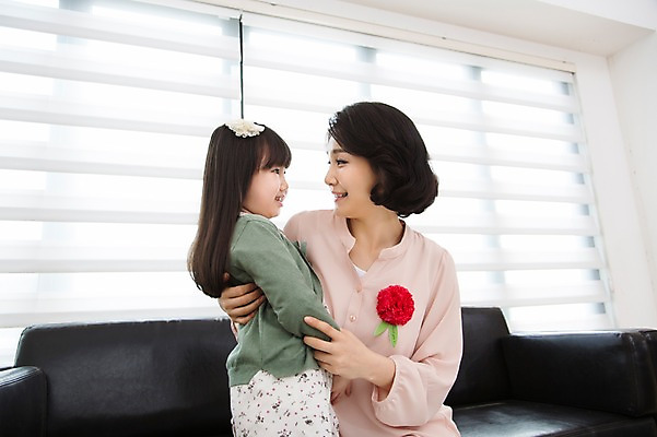 포토 JPG 스튜디오촬영 라이프스타일 여자 기념일 꽃 딸 행복 어린이 40대 중년 의자 가족 중년라이프 모녀 엄마 실내 웃음 사람 앉기 동양인 소녀 이벤트 상반신 두명 라이프 소파 마주보기 화목 기쁨 한국인 가족라이프 어버이날 5월 카네이션 5월행사 가정의달 특별함 여자만 국내포토 식물 감정 가구 컨셉 관계 모션 표정 인종 성인 내부 생활 날짜 파일형식