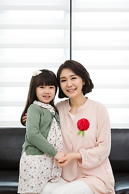 포토 JPG 스튜디오촬영 라이프스타일 여자 기념일 꽃 딸 행복 어린이 40대 중년 의자 가족 중년라이프 모녀 엄마 실내 웃음 사람 앉기 동양인 소녀 이벤트 상반신 두명 라이프 앞모습 소파 화목 기쁨 한국인 가족라이프 어버이날 5월 카네이션 5월행사 가정의달 특별함 여자만 국내포토 식물 감정 뷰포인트 가구 컨셉 관계 모션 표정 인종 성인 내부 생활 날짜 파일형식