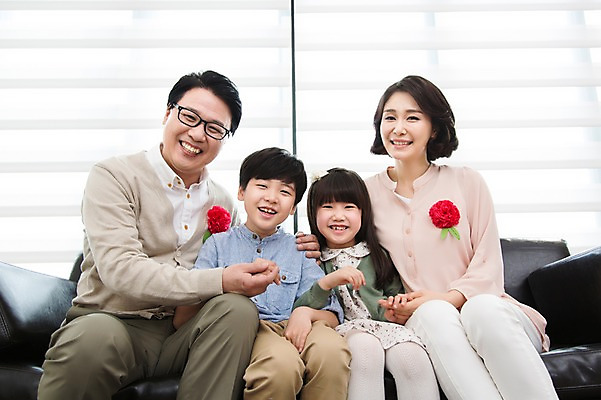 포토 JPG 스튜디오촬영 라이프스타일 여자 기념일 남자 꽃 딸 행복 아들 어린이 40대 중년 의자 가족 중년라이프 엄마 실내 웃음 사람 앉기 동양인 소녀 이벤트 소년 여러명 라이프 앞모습 소파 화목 기쁨 한국인 가족라이프 아빠 어버이날 5월 카네이션 5월행사 가정의달 특별함 국내포토 식물 감정 뷰포인트 가구 다수 컨셉 관계 모션 표정 인종 성인 내부 생활 날짜 파일형식