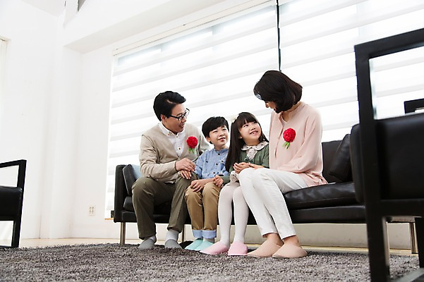 포토 JPG 스튜디오촬영 전신 라이프스타일 여자 기념일 남자 꽃 딸 행복 아들 어린이 40대 중년 의자 가족 중년라이프 엄마 실내 웃음 사람 앉기 동양인 소녀 이벤트 소년 여러명 라이프 소파 화목 카펫 기쁨 한국인 가족라이프 아빠 어버이날 5월 카네이션 5월행사 가정의달 특별함 국내포토 식물 감정 가구 다수 컨셉 관계 모션 표정 인종 성인 내부 생활 날짜 파일형식