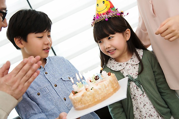 포토 JPG 스튜디오촬영 모자 라이프스타일 여자 기념일 남자 딸 행복 아들 어린이 음식 40대 중년 초 촛불 가족 중년라이프 엄마 실내 웃음 들기 사람 동양인 소녀 이벤트 소년 여러명 상반신 라이프 파티 케이크 화목 기쁨 고깔모자 한국인 축하 가족라이프 생일파티 생일 아빠 생일케이크 박수 특별함 국내포토 모자_잡화 잡화 감정 다수 컨셉 관계 모션 디저트 표정 인종 손짓 성인 내부 생활 파일형식