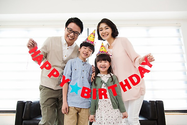 포토 JPG 스튜디오촬영 모자 라이프스타일 여자 기념일 남자 딸 행복 아들 어린이 40대 중년 의자 가족 중년라이프 엄마 실내 서기 웃음 들기 사람 동양인 소녀 이벤트 소년 여러명 라이프 앞모습 소파 파티 화목 기쁨 고깔모자 한국인 축하 가족라이프 생일파티 생일 아빠 특별함 국내포토 모자_잡화 잡화 감정 뷰포인트 가구 다수 컨셉 관계 모션 표정 인종 성인 내부 생활 파일형식