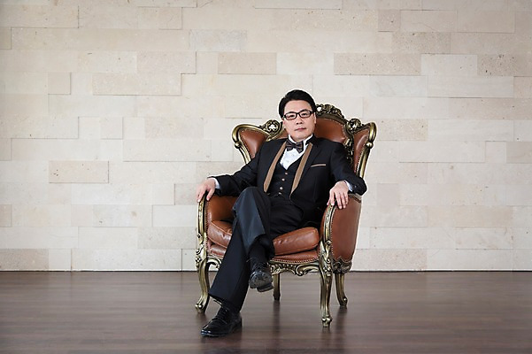 포토 JPG 스튜디오촬영 전신 라이프스타일 남자 행복 안경 40대 신랑 결혼 의자 중년라이프 실내 한명 사람 앉기 동양인 정장 턱시도 라이프 앞모습 한국인 다리꼬기 리마인드웨딩 특별함 성인한명만 중년남자한명만 국내포토 1 잡화 옷 감정 뷰포인트 중년 가구 컨셉 모션 인종 이벤트 내부 생활 남자한명만 중년남자만 성인만 파일형식