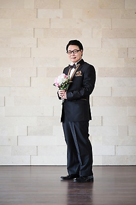 포토 JPG 스튜디오촬영 전신 식물 라이프스타일 남자 꽃 행복 안경 부케 40대 신랑 결혼 중년라이프 실내 한명 서기 들기 사람 동양인 정장 턱시도 라이프 옆모습 한국인 리마인드웨딩 특별함 성인한명만 중년남자한명만 국내포토 1 잡화 옷 감정 뷰포인트 꽃다발 중년 컨셉 모션 인종 이벤트 내부 생활 남자한명만 중년남자만 성인만 파일형식
