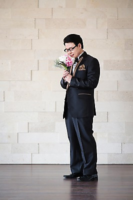 포토 JPG 스튜디오촬영 전신 식물 라이프스타일 남자 꽃 행복 안경 부케 40대 신랑 결혼 중년라이프 실내 한명 서기 들기 사람 동양인 정장 턱시도 라이프 옆모습 눈감음 한국인 냄새 리마인드웨딩 특별함 성인한명만 중년남자한명만 국내포토 1 잡화 옷 감정 뷰포인트 꽃다발 중년 컨셉 모션 인종 이벤트 내부 생활 남자한명만 중년남자만 성인만 파일형식