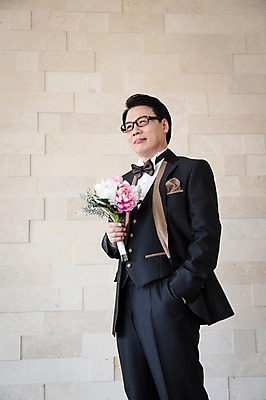 포토 JPG 스튜디오촬영 식물 라이프스타일 남자 꽃 행복 안경 벽 부케 40대 신랑 결혼 중년라이프 실내 한명 서기 들기 사람 동양인 정장 턱시도 라이프 옆모습 한국인 리마인드웨딩 특별함 성인한명만 중년남자한명만 국내포토 1 잡화 옷 감정 뷰포인트 꽃다발 중년 컨셉 모션 인종 이벤트 내부 생활 남자한명만 중년남자만 성인만 파일형식