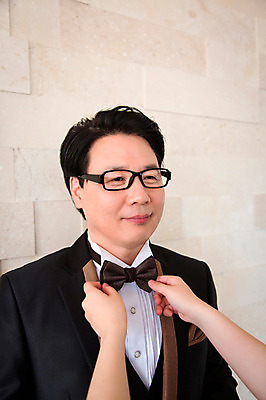 포토 JPG 스튜디오촬영 라이프스타일 손 남자 행복 안경 40대 신랑 결혼 중년라이프 나비넥타이 실내 한명 사람 동양인 정장 턱시도 상반신 라이프 앞모습 신체부위 한국인 리마인드웨딩 몸단장 특별함 성인한명만 국내포토 1 잡화 옷 감정 뷰포인트 중년 컨셉 넥타이 인종 이벤트 내부 생활 성인만 파일형식