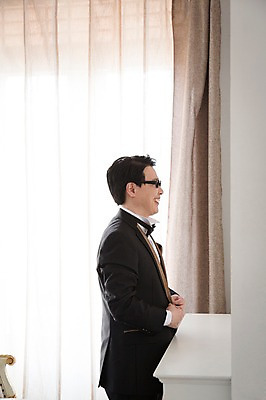 포토 JPG 스튜디오촬영 라이프스타일 남자 행복 안경 40대 신랑 결혼 중년라이프 실내 한명 웃음 사람 동양인 정장 턱시도 상반신 라이프 옆모습 한국인 커튼 리마인드웨딩 몸단장 특별함 성인한명만 중년남자한명만 국내포토 1 잡화 옷 감정 뷰포인트 중년 컨셉 표정 인종 이벤트 내부 생활 남자한명만 중년남자만 성인만 파일형식
