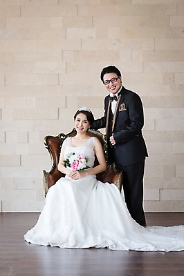 포토 JPG 스튜디오촬영 전신 식물 라이프스타일 부부 커플 여자 남자 꽃 행복 신부 부케 40대 중년 웨딩드레스 신랑 결혼 의자 중년라이프 실내 서기 웃음 들기 사람 앉기 동양인 정장 턱시도 두명 라이프 앞모습 한국인 리마인드웨딩 특별함 중년만 국내포토 드레스 옷 감정 뷰포인트 꽃다발 가구 컨셉 관계 모션 표정 인종 이벤트 성인 내부 생활 성인만 파일형식