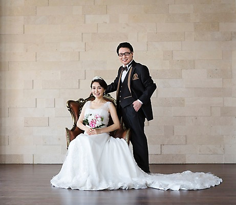 포토 JPG 스튜디오촬영 전신 식물 라이프스타일 부부 커플 여자 남자 꽃 행복 신부 부케 40대 중년 웨딩드레스 신랑 결혼 의자 중년라이프 실내 서기 웃음 들기 사람 앉기 동양인 정장 턱시도 두명 라이프 앞모습 한국인 리마인드웨딩 특별함 중년만 국내포토 드레스 옷 감정 뷰포인트 꽃다발 가구 컨셉 관계 모션 표정 인종 이벤트 성인 내부 생활 성인만 파일형식