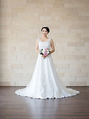 포토 JPG 스튜디오촬영 전신 식물 라이프스타일 여자 꽃 행복 신부 부케 40대 웨딩드레스 결혼 중년라이프 왕관 실내 한명 서기 웃음 들기 사람 라이프 앞모습 한국인 리마인드웨딩 특별함 중년여자한명만 국내포토 1 드레스 감정 뷰포인트 꽃다발 중년 컨셉 모션 표정 동양인 이벤트 내부 생활 여자한명만 중년여자만 파일형식