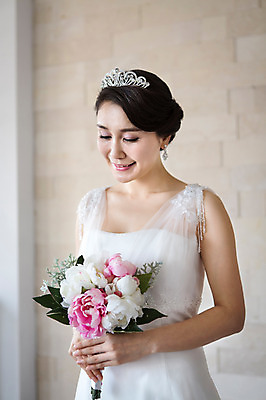 포토 JPG 스튜디오촬영 식물 라이프스타일 여자 꽃 행복 신부 부케 40대 웨딩드레스 결혼 중년라이프 왕관 실내 한명 웃음 들기 사람 상반신 라이프 앞모습 한국인 수줍음 리마인드웨딩 특별함 중년여자한명만 국내포토 1 드레스 감정 뷰포인트 꽃다발 중년 컨셉 모션 표정 동양인 이벤트 내부 생활 여자한명만 중년여자만 파일형식