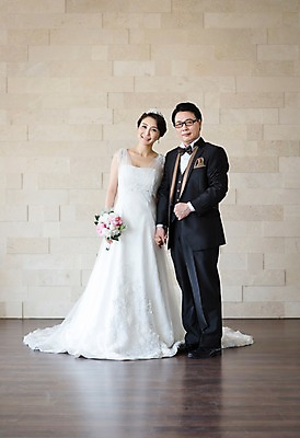 포토 JPG 스튜디오촬영 전신 식물 라이프스타일 부부 커플 여자 남자 꽃 행복 신부 부케 40대 중년 웨딩드레스 신랑 결혼 중년라이프 실내 서기 웃음 들기 사람 동양인 정장 턱시도 두명 라이프 앞모습 손잡기 한국인 리마인드웨딩 특별함 중년만 국내포토 드레스 옷 감정 뷰포인트 꽃다발 컨셉 관계 모션 표정 인종 이벤트 성인 내부 생활 성인만 파일형식