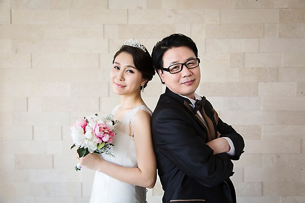 포토 JPG 스튜디오촬영 식물 라이프스타일 부부 커플 여자 남자 꽃 행복 신부 부케 40대 중년 웨딩드레스 신랑 결혼 중년라이프 실내 웃음 들기 사람 동양인 정장 턱시도 상반신 두명 라이프 옆모습 팔짱 한국인 등맞대기 리마인드웨딩 특별함 중년만 국내포토 드레스 옷 감정 뷰포인트 꽃다발 컨셉 관계 모션 표정 인종 이벤트 성인 내부 생활 성인만 파일형식