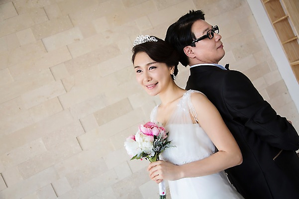 포토 JPG 스튜디오촬영 식물 라이프스타일 부부 커플 여자 남자 꽃 행복 신부 부케 40대 중년 웨딩드레스 신랑 결혼 중년라이프 실내 웃음 들기 사람 동양인 정장 턱시도 상반신 두명 라이프 옆모습 한국인 등맞대기 리마인드웨딩 특별함 중년만 국내포토 드레스 옷 감정 뷰포인트 꽃다발 컨셉 관계 모션 표정 인종 이벤트 성인 내부 생활 성인만 파일형식