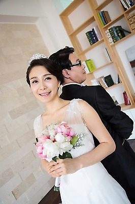 포토 JPG 스튜디오촬영 식물 라이프스타일 부부 커플 여자 남자 꽃 행복 신부 부케 40대 중년 웨딩드레스 신랑 결혼 중년라이프 실내 웃음 들기 사람 동양인 정장 턱시도 상반신 두명 라이프 앞모습 뒷모습 한국인 등맞대기 리마인드웨딩 특별함 중년만 국내포토 드레스 옷 감정 뷰포인트 꽃다발 컨셉 관계 모션 표정 인종 이벤트 성인 내부 생활 성인만 파일형식