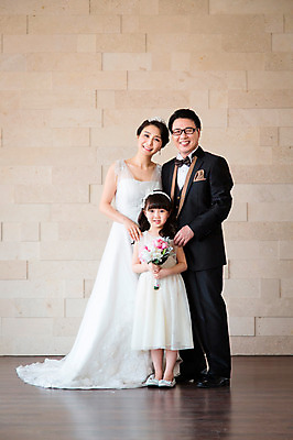 포토 JPG 스튜디오촬영 전신 식물 라이프스타일 여자 남자 꽃 딸 행복 신부 어린이 부케 40대 중년 웨딩드레스 신랑 결혼 가족 중년라이프 엄마 실내 서기 웃음 사람 동양인 정장 턱시도 소녀 라이프 앞모습 세명 한국인 가족라이프 아빠 가족사진 리마인드웨딩 특별함 국내포토 드레스 옷 감정 뷰포인트 꽃다발 컨셉 관계 모션 표정 인종 이벤트 성인 내부 생활 파일형식 단체사진