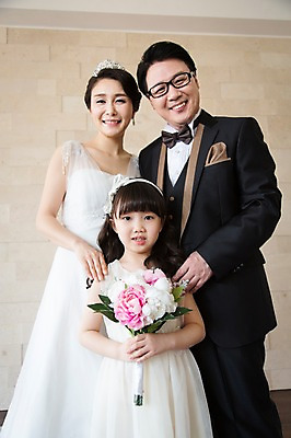 포토 JPG 스튜디오촬영 식물 라이프스타일 여자 남자 꽃 딸 행복 신부 어린이 부케 40대 중년 웨딩드레스 신랑 결혼 가족 중년라이프 엄마 실내 서기 웃음 사람 동양인 정장 턱시도 소녀 라이프 앞모습 세명 한국인 가족라이프 아빠 가족사진 리마인드웨딩 특별함 국내포토 드레스 옷 감정 뷰포인트 꽃다발 컨셉 관계 모션 표정 인종 이벤트 성인 내부 생활 파일형식 단체사진