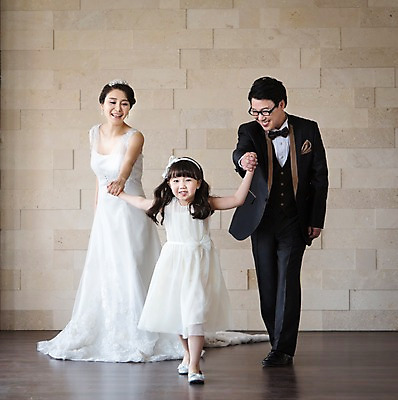 포토 JPG 스튜디오촬영 전신 라이프스타일 여자 남자 딸 행복 신부 어린이 40대 중년 웨딩드레스 신랑 결혼 가족 중년라이프 엄마 실내 서기 웃음 사람 동양인 정장 턱시도 소녀 라이프 앞모습 세명 손잡기 한국인 가족라이프 아빠 가족사진 리마인드웨딩 특별함 국내포토 드레스 옷 감정 뷰포인트 컨셉 관계 모션 표정 인종 이벤트 성인 내부 생활 파일형식 단체사진