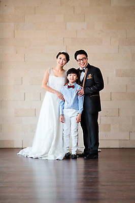 포토 JPG 스튜디오촬영 전신 라이프스타일 여자 남자 행복 아들 신부 어린이 40대 중년 웨딩드레스 신랑 결혼 가족 중년라이프 엄마 실내 서기 웃음 사람 동양인 정장 턱시도 소년 라이프 앞모습 세명 한국인 가족라이프 아빠 가족사진 리마인드웨딩 특별함 국내포토 드레스 옷 감정 뷰포인트 컨셉 관계 모션 표정 인종 이벤트 성인 내부 생활 파일형식 단체사진