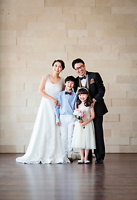 포토 JPG 스튜디오촬영 전신 식물 라이프스타일 여자 남자 꽃 딸 행복 아들 신부 어린이 부케 40대 중년 웨딩드레스 신랑 결혼 가족 중년라이프 엄마 실내 서기 웃음 사람 동양인 정장 턱시도 소녀 소년 여러명 라이프 앞모습 한국인 가족라이프 아빠 가족사진 리마인드웨딩 특별함 국내포토 드레스 옷 감정 뷰포인트 꽃다발 다수 컨셉 관계 모션 표정 인종 이벤트 성인 내부 생활 파일형식 단체사진