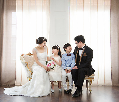 포토 JPG 스튜디오촬영 전신 식물 라이프스타일 여자 남자 꽃 딸 행복 아들 신부 어린이 부케 40대 중년 웨딩드레스 신랑 결혼 의자 가족 중년라이프 엄마 실내 웃음 사람 앉기 동양인 정장 턱시도 소녀 소년 여러명 라이프 앞모습 소파 마주보기 한국인 가족라이프 아빠 가족사진 리마인드웨딩 특별함 국내포토 드레스 옷 감정 뷰포인트 꽃다발 가구 다수 컨셉 관계 모션 표정 인종 이벤트 성인 내부 생활 파일형식 단체사진