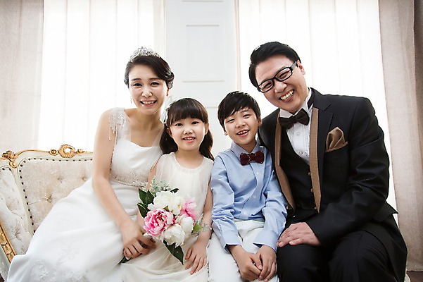 포토 JPG 스튜디오촬영 식물 라이프스타일 여자 남자 꽃 딸 행복 아들 신부 어린이 부케 40대 중년 웨딩드레스 신랑 결혼 의자 가족 중년라이프 엄마 실내 웃음 사람 앉기 동양인 정장 턱시도 소녀 소년 여러명 라이프 앞모습 소파 한국인 가족라이프 아빠 가족사진 리마인드웨딩 특별함 국내포토 드레스 옷 감정 뷰포인트 꽃다발 가구 다수 컨셉 관계 모션 표정 인종 이벤트 성인 내부 생활 파일형식 단체사진