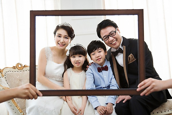 포토 JPG 스튜디오촬영 라이프스타일 손 여자 남자 딸 행복 아들 신부 어린이 40대 중년 웨딩드레스 액자 신랑 결혼 의자 가족 중년라이프 엄마 프레임 실내 웃음 들기 사람 앉기 동양인 정장 턱시도 소녀 소년 여러명 라이프 앞모습 소파 사진촬영 한국인 가족라이프 아빠 가족사진 사진틀 리마인드웨딩 특별함 단체사진 국내포토 드레스 옷 감정 뷰포인트 가구 다수 컨셉 관계 모션 표정 틀 인종 이벤트 성인 내부 생활 신체부위 촬영 기념사진 파일형식