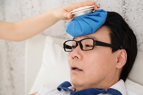 포토 JPG 스튜디오촬영 라이프스타일 손 부부 커플 여자 남자 안경 40대 중년 중년라이프 실내 건강 사람 동양인 상반신 두명 라이프 아웃포커스 신체부위 눕기 고통 한국인 환자 질병 간호 얼음주머니 중년만 국내포토 잡화 감정 의학 관계 모션 촬영기법 인종 성인 내부 생활 주머니 성인만 파일형식