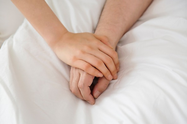 포토 JPG 스튜디오촬영 라이프스타일 손 부부 커플 여자 남자 40대 중년 중년라이프 실내 건강 사람 동양인 근접촬영 두명 라이프 신체부위 손잡기 이불 한국인 간호 중년만 국내포토 뷰포인트 관계 침구 모션 인종 성인 내부 생활 성인만 파일형식