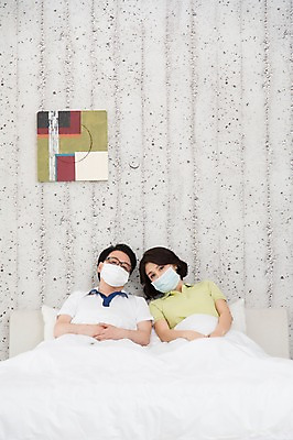 포토 JPG 스튜디오촬영 라이프스타일 부부 커플 여자 남자 안경 40대 중년 액자 중년라이프 실내 건강 마스크 사람 앉기 동양인 상반신 두명 라이프 앞모습 기댐 침실 이불 고통 한국인 환자 침대 질병 감기 중년만 코로나바이러스 국내포토 잡화 감정 뷰포인트 가구 의학 관계 침구 모션 인종 성인 내부 생활 바이러스 성인만 파일형식