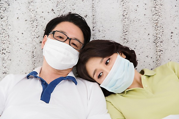 포토 JPG 스튜디오촬영 라이프스타일 부부 커플 여자 남자 안경 40대 중년 중년라이프 실내 건강 마스크 사람 동양인 상반신 두명 라이프 앞모습 기댐 고통 한국인 환자 질병 감기 중년만 코로나바이러스 국내포토 잡화 감정 뷰포인트 의학 관계 모션 인종 성인 내부 생활 바이러스 성인만 파일형식
