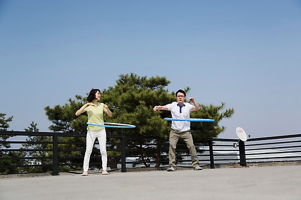 포토 JPG 주간 전신 나무 식물 라이프스타일 부부 커플 여자 남자 40대 중년 중년라이프 건강 서기 웃음 사람 동양인 야외 두명 라이프 앞모습 울타리 운동 정원 운동기구 한국인 훌라후프 중년만 국내포토 자연요소 뷰포인트 관계 모션 표정 인종 성인 생활 담장 헬스 성인만 파일형식