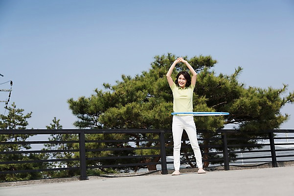 포토 JPG 주간 전신 나무 식물 라이프스타일 여자 40대 중년라이프 건강 한명 서기 웃음 사람 야외 라이프 앞모습 울타리 운동 정원 운동기구 한국인 훌라후프 중년여자한명만 국내포토 자연요소 1 뷰포인트 중년 모션 표정 동양인 생활 담장 헬스 여자한명만 중년여자만 파일형식