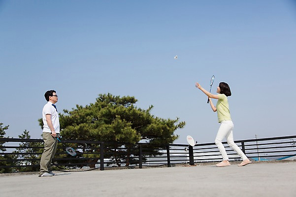 포토 JPG 주간 전신 나무 식물 라이프스타일 부부 커플 여자 남자 40대 중년 중년라이프 건강 서기 들기 사람 동양인 야외 두명 라이프 옆모습 울타리 운동 정원 한국인 라켓 배드민턴라켓 셔틀콕 배드민턴 중년만 국내포토 자연요소 스포츠용품 뷰포인트 관계 모션 인종 성인 생활 담장 구기 성인만 파일형식
