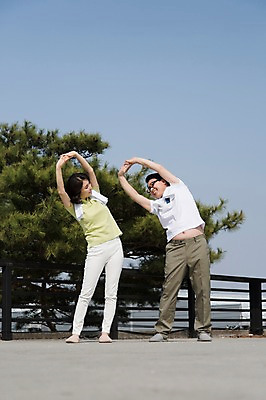 포토 JPG 주간 전신 나무 식물 라이프스타일 부부 커플 여자 남자 40대 중년 중년라이프 건강 서기 웃음 사람 동양인 야외 두명 라이프 앞모습 울타리 수건 운동 손들기 정원 스트레칭 한국인 옆구리운동 중년만 국내포토 자연요소 뷰포인트 관계 모션 표정 인종 성인 생활 담장 위생용품 성인만 파일형식
