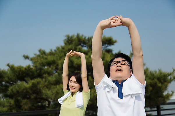 포토 JPG 주간 나무 식물 라이프스타일 부부 커플 여자 남자 40대 중년 중년라이프 건강 사람 동양인 상반신 야외 두명 라이프 앞모습 아웃포커스 수건 운동 손들기 스트레칭 한국인 올려보기 중년만 국내포토 자연요소 뷰포인트 관계 모션 촬영기법 인종 성인 생활 위생용품 성인만 파일형식
