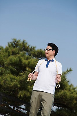 포토 JPG 주간 나무 식물 라이프스타일 응시 남자 40대 중년라이프 건강 한명 서기 사람 동양인 야외 라이프 앞모습 운동 한국인 줄넘기 중년남자한명만 국내포토 자연요소 1 시선 뷰포인트 중년 모션 인종 생활 남자한명만 중년남자만 파일형식