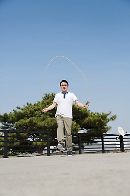 포토 JPG 주간 전신 나무 식물 라이프스타일 남자 40대 중년라이프 건강 한명 서기 사람 동양인 야외 라이프 앞모습 울타리 달리기 운동 정원 점프 한국인 줄넘기 중년남자한명만 국내포토 자연요소 1 뷰포인트 중년 모션 인종 생활 담장 남자한명만 중년남자만 파일형식