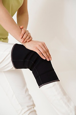 포토 JPG 스튜디오촬영 라이프스타일 여자 40대 중년라이프 실내 건강 한명 서기 사람 라이프 신체부위 고통 한국인 다리 질병 관절염 관절 무릎보호대 무릎통증 아대 중년여자한명만 국내포토 1 감정 중년 의학 모션 뼈 동양인 내부 생활 여자한명만 중년여자만 파일형식