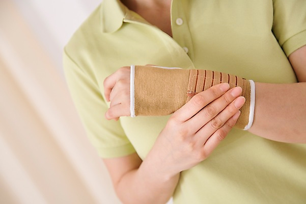 포토 JPG 스튜디오촬영 라이프스타일 손 여자 40대 중년라이프 실내 건강 한명 사람 근접촬영 라이프 아웃포커스 신체부위 고통 한국인 질병 손목 관절염 아대 국내포토 1 감정 뷰포인트 중년 의학 촬영기법 동양인 내부 생활 파일형식