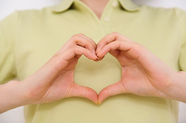 포토 JPG 스튜디오촬영 라이프스타일 손 여자 40대 중년라이프 실내 사랑 가족애 한명 사람 손짓 근접촬영 라이프 앞모습 아웃포커스 신체부위 한국인 하트 국내포토 모양 1 감정 뷰포인트 중년 모션 촬영기법 동양인 내부 생활 파일형식